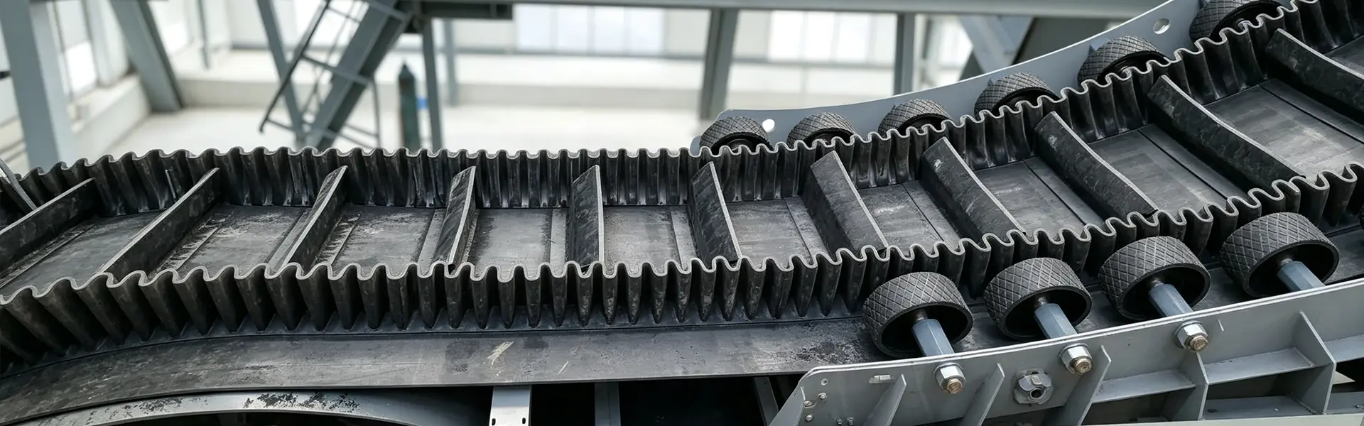 Cleated ແລະ Sidewall Conveyor Belt